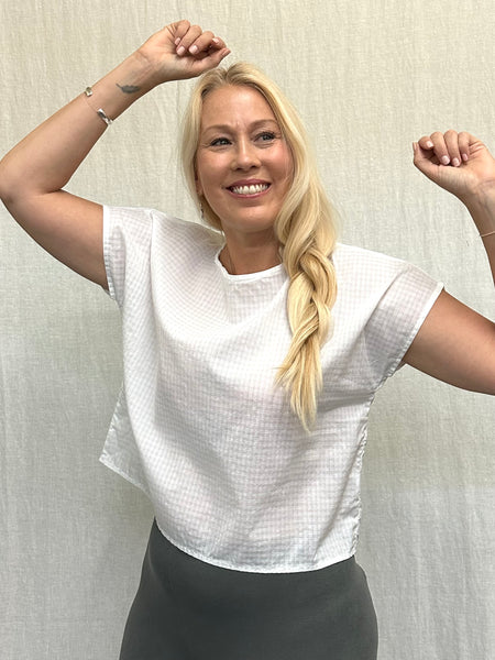 Lightweight Cotton Shirting Sleeveless High Low Top (Other color available)