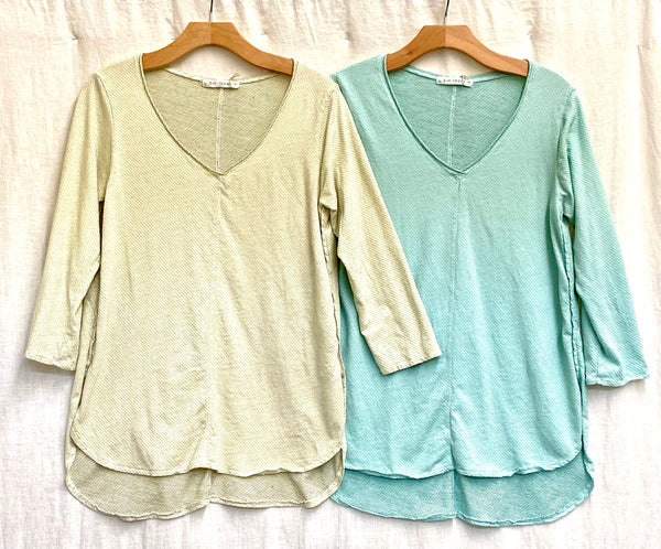 Cotton Texture Mini Dot 3/4 Sleeve V-Neck Top (Other color available)
